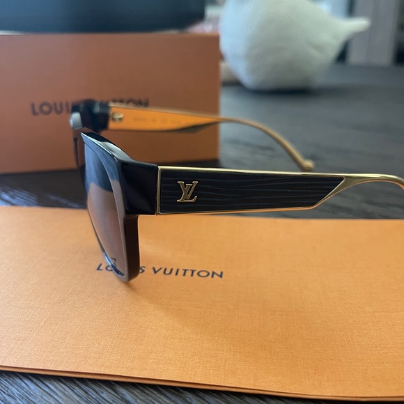 LOUIS VUITTON
Blk Acetate and Epi Leather Frame Sunglasses Z0869W - Picture 6 of 10